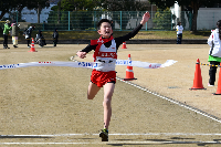 写真：駅伝5･6年生男子の部の優勝チームのゴール