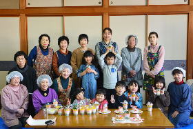 写真：おひなさま寿司作りの様子