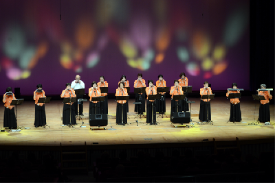 写真：ハーモニカ演奏の様子