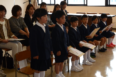 写真：新入学児童がお礼の言葉を話す様子