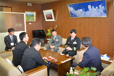 写真：副市長と歓談する訪問した第42掃海隊司令ら