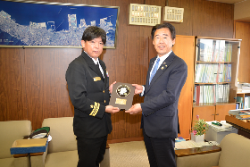 写真：第42掃海隊司令から副市長に記念盾贈呈