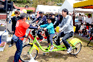 写真：親子でタンデム自転車体験