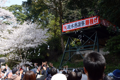 写真：疏水感謝祭でのもち投げの様子