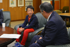 写真：篠原市長と話す篠原和樹くん
