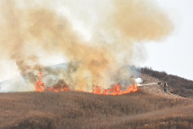 写真：山頂付近で燃え上がる炎