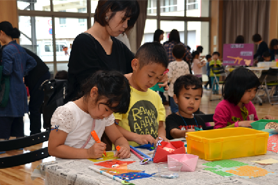 写真：ナイロンこいのぼりを作る子どもたち