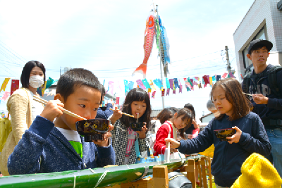 写真：そうめん流しを楽しむ子どもたち