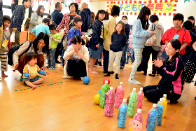 写真：幼児がボウリングをしている様子