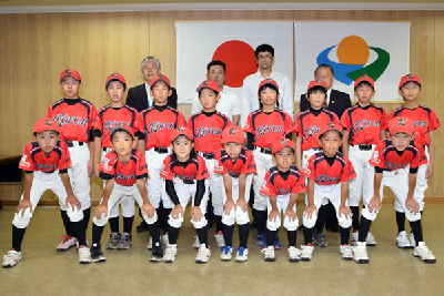 写真：小富士スポーツ少年団の選手たちと篠原市長らの記念写真