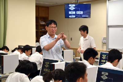 写真：新宮小中学校プログラミング講習会の様子