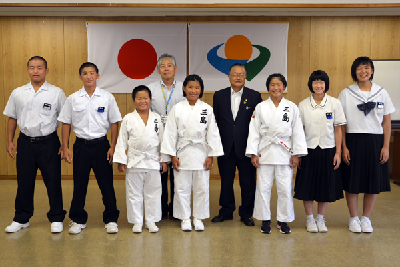 写真：篠原市長と選手たちの記念写真