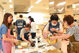 写真：料理中の様子