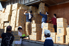 救援物資の積み込みの様子の画像1