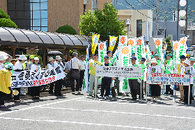 写真：啓発パレードを行うために集まった関係団体の人たち