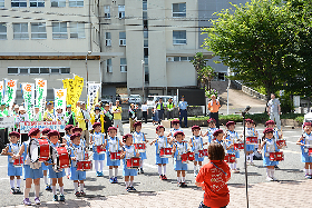 写真：出発式で鼓笛演奏を行う東保育園の園児たち