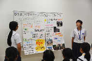写真：活動内容を発表する中学生