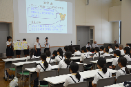 写真：グループの発表を行う小中学生