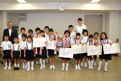 写真：中田珠算塾の生徒たちと篠原市長の記念写真