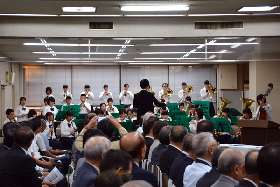 写真：三島高等学校吹奏楽部による記念演奏の様子