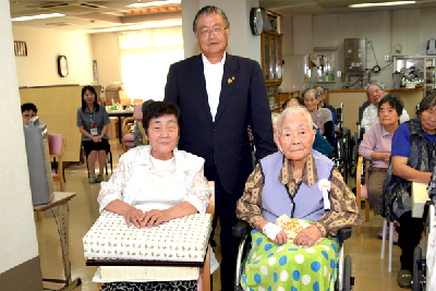 写真：篠原市長と市内最高齢者の高石イワさん