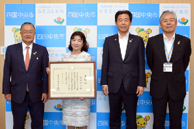 写真：文部科学大臣表彰を受賞した篠原さんと篠原市長らの記念写真