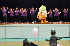 写真：ステージ上で踊るほっこりんたち