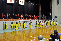 写真：東保育園の園児による踊りの様子