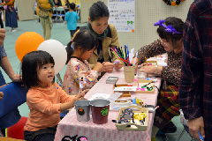 写真：モールアートを体験する子ども