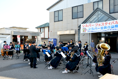 写真：開会式を演奏で盛り上げる川之江南中学校吹奏楽部のみなさん