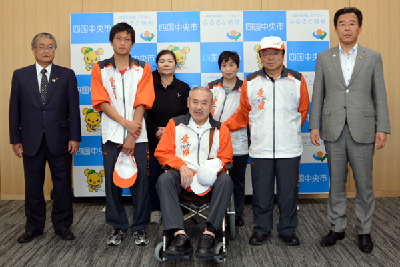 写真：全国障害者スポーツ大会出場報告会での記念写真