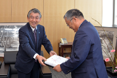 写真：デジタルタイマーを篠原市長に手渡す石崎会長