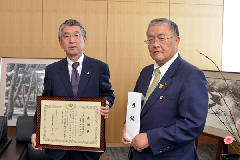 写真：感謝状を持つ石崎会長と目録を持つ篠原市長