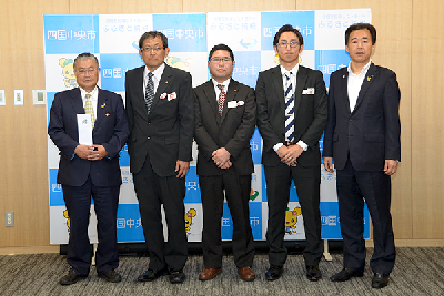 写真：贈呈式に出席した四国電力株式会社四国中央営業所所長らと市長、副市長で記念撮影