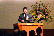 写真：紙産業イノベーションセンターについて説明する内村浩美教授