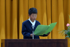 写真：小学生人権メッセージを朗読する川口皓士朗さん