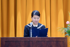 写真：中学生人権作文を朗読する宮崎華さん