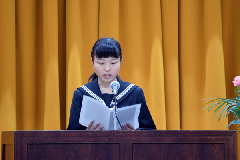 写真：中学生人権作文を朗読する篠原美咲さん