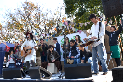 写真：ステージでのライブの様子