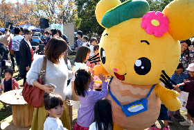 写真：しこちゅ～と遊ぶ子ども達