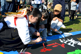 写真：書道体験をする子どもたち