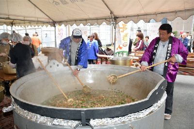写真：四国最大級の大鍋で調理されるいもたき