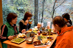 写真：霧の森レストランで昼食をとる参加者