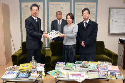 写真：愛媛県ほっかほっか会からの本の寄贈の様子