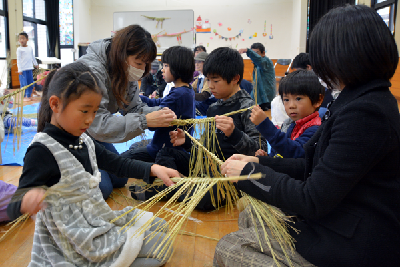 写真：親子でしめ縄を作成する様子