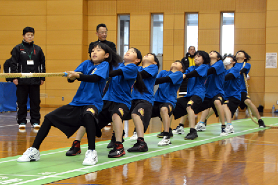 写真：力を合わせて綱を引く子どもたち