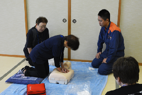 写真：救命講習を受ける参加者