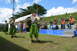 写真：OHANA BANDの演奏とフラダンス