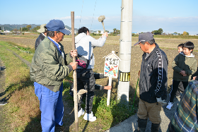 写真：看板設置の様子