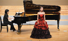 写真：ソプラノ独唱の森實あかりさんとピアノ伴奏の木俵茜さん